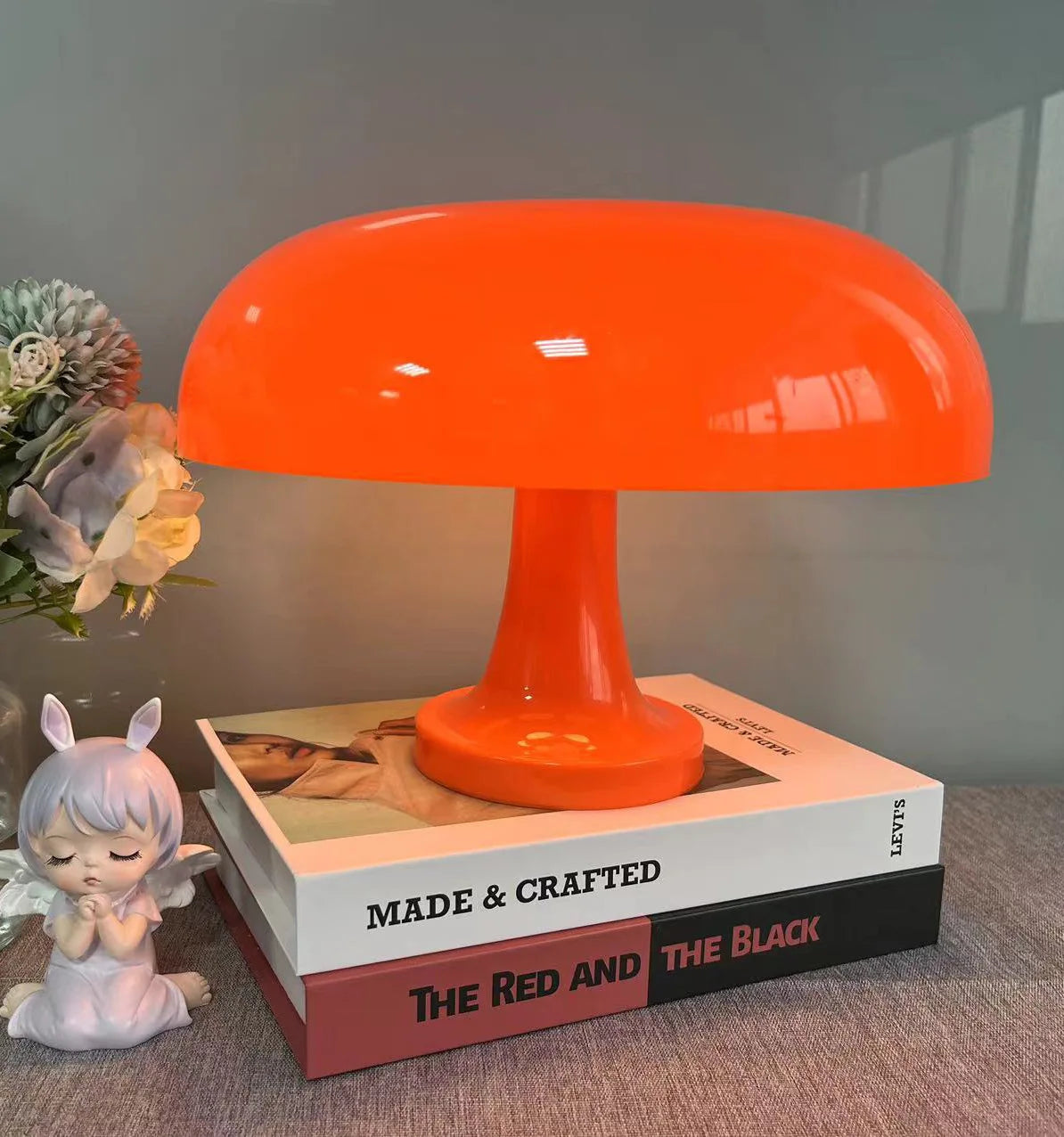 abajur cogumelo bauhaus laranja aceso sobre a mesa - foto 4