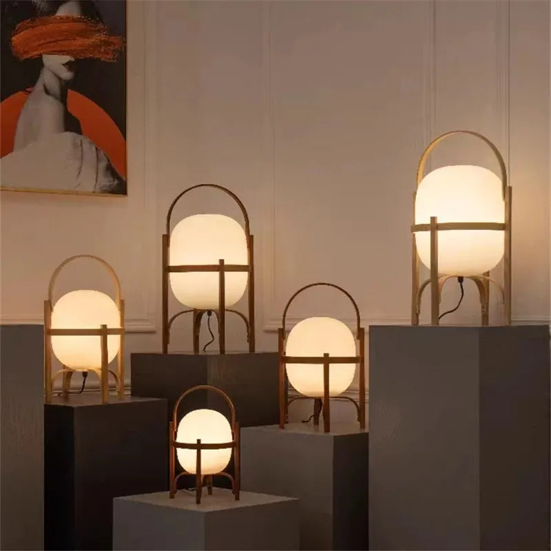 abajur de vidro opalino minimalista em formato de cesta aceso na mesa lateral - foto 3