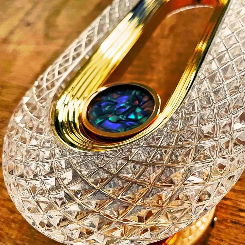 arandela de cristal led oval dourada acesa na parede - foto 3