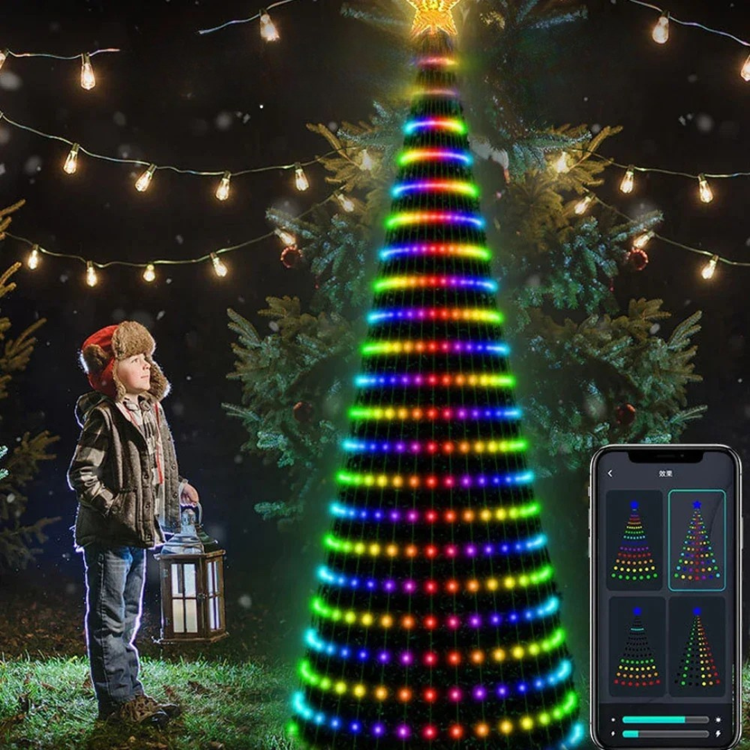 árvore de natal com luzes rgb coloridas na sala - foto 7
