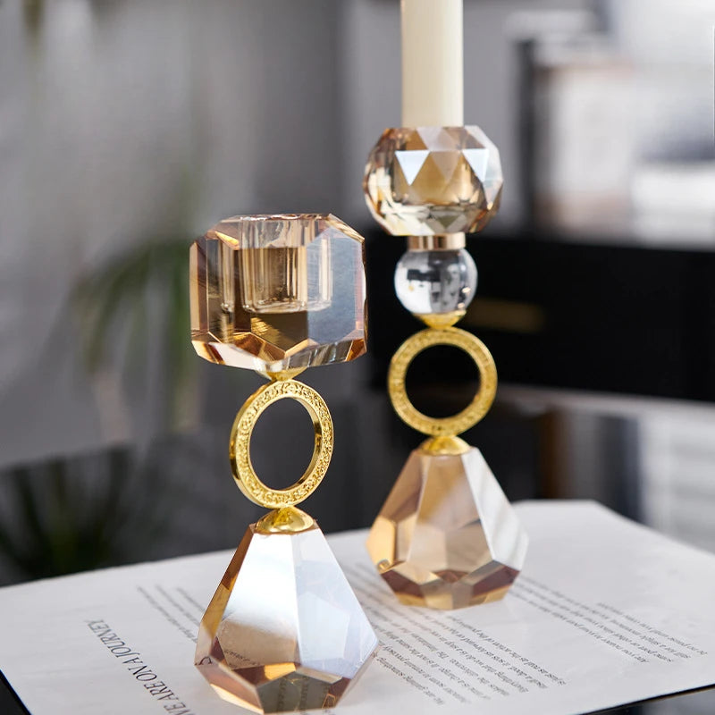 castiçal de cristal champanhe com vela sobre a mesa - foto 3