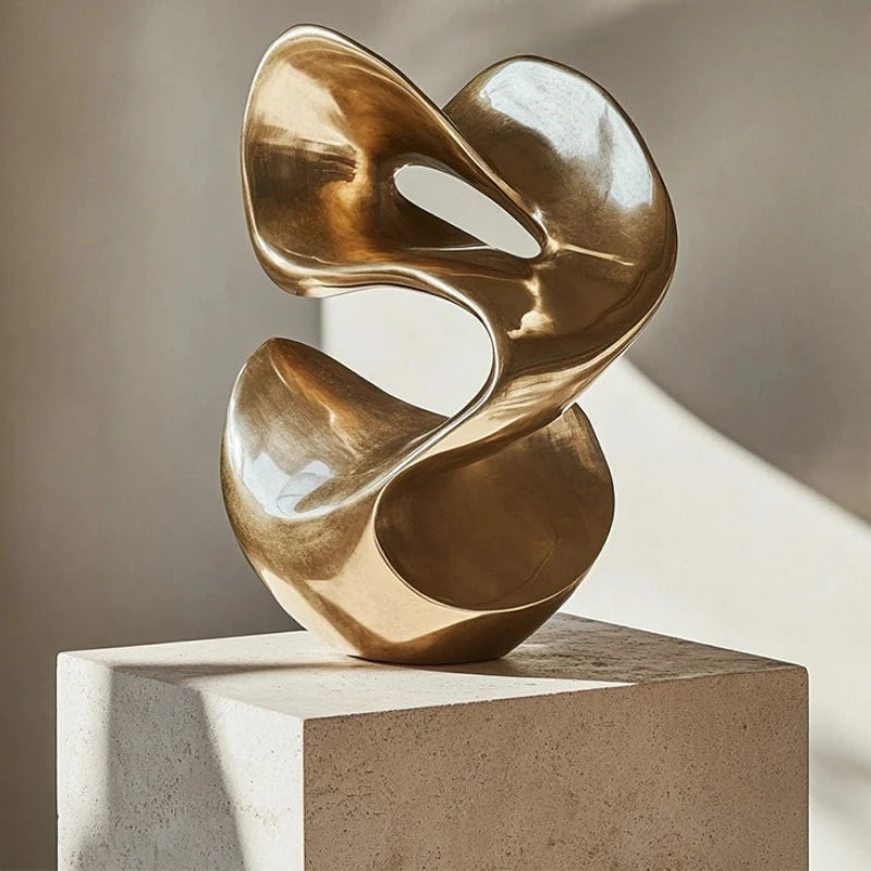 escultura contemporânea em resina dourada - foto 4
