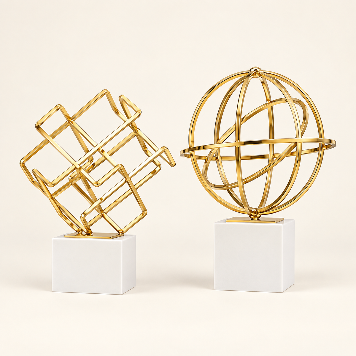 escultura geométrica em metal nas formas cubo esfera e pirâmide