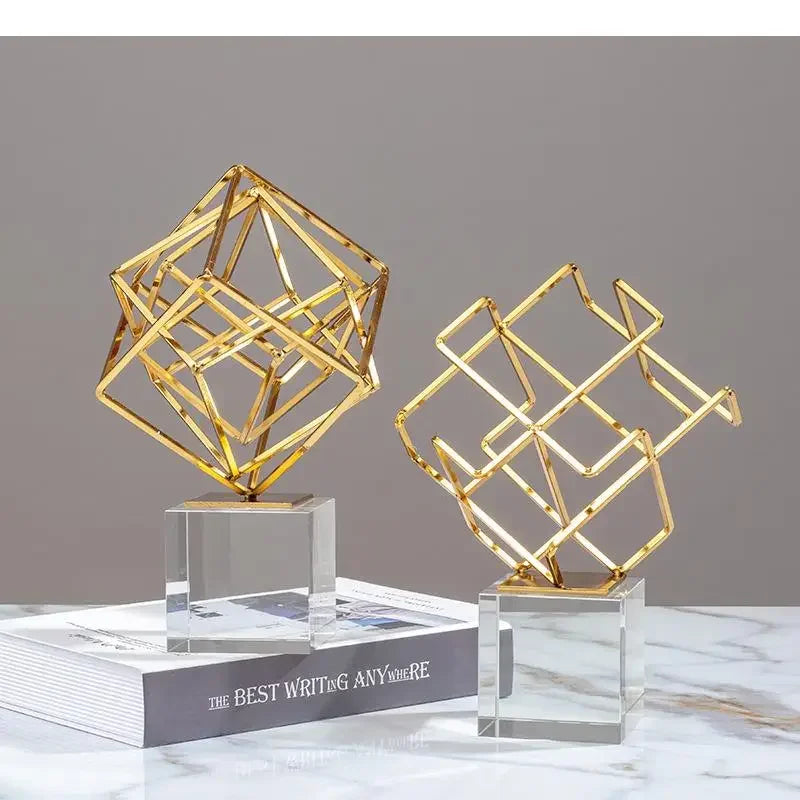 escultura geométrica em metal nas formas cubo esfera e pirâmide - foto 2