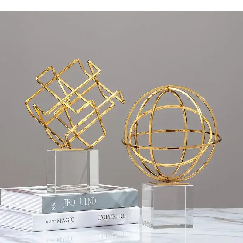 escultura geométrica em metal nas formas cubo esfera e pirâmide - foto 3