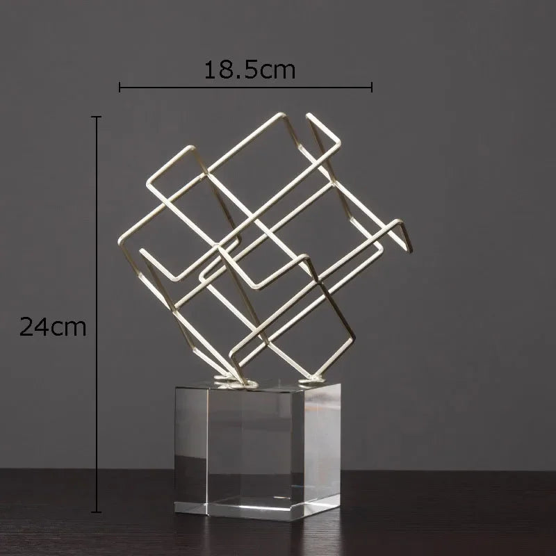 escultura geométrica em metal nas formas cubo esfera e pirâmide - foto 5