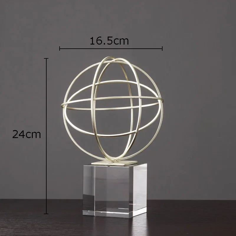 escultura geométrica em metal nas formas cubo esfera e pirâmide - foto 6