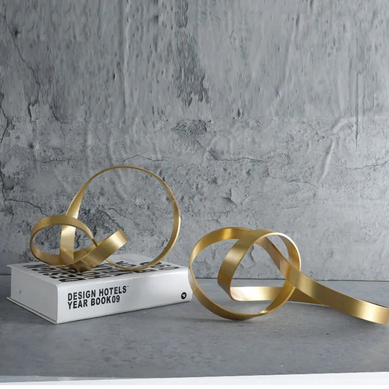 escultura nó em metal dourado sobre mesa de centro - foto 2