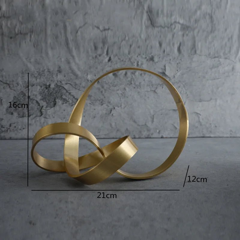 escultura nó em metal dourado sobre mesa de centro - foto 5