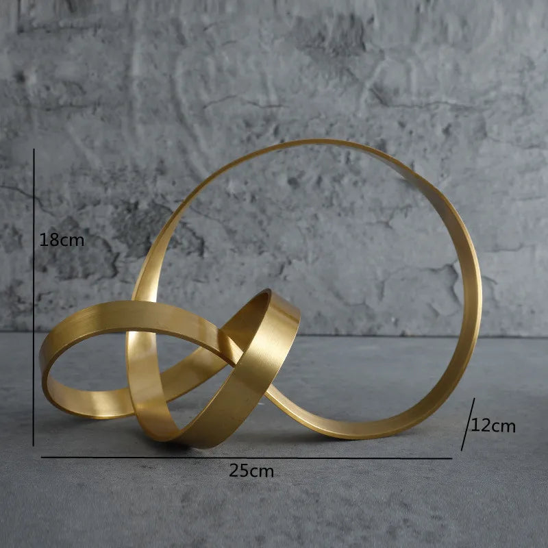 escultura nó em metal dourado sobre mesa de centro - foto 6