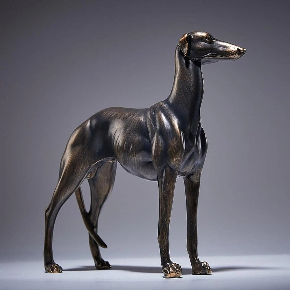 estátua de galgo em resina sobre estante - foto 5