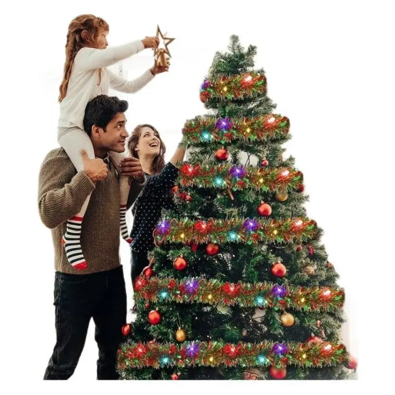 fita de luzes de natal colorida enrolada na árvore - foto 4