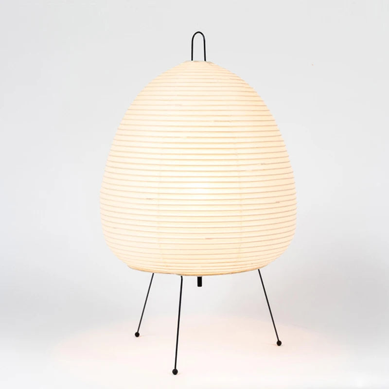 luminária de mesa japonesa de papel de arroz com tripé de madeira acesa