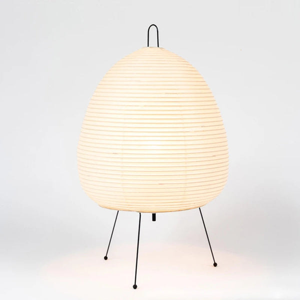 luminária de mesa japonesa de papel de arroz com tripé de madeira acesa