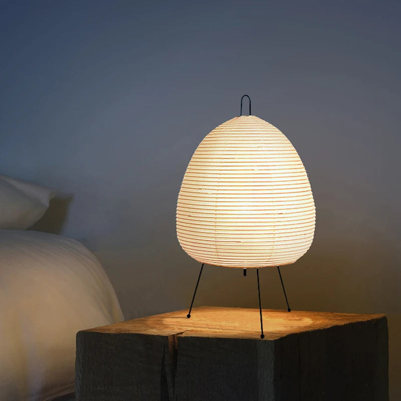 luminária de mesa japonesa de papel de arroz com tripé de madeira acesa - foto 4