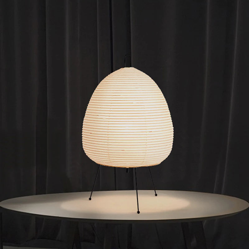 luminária de mesa japonesa de papel de arroz com tripé de madeira acesa - foto 6