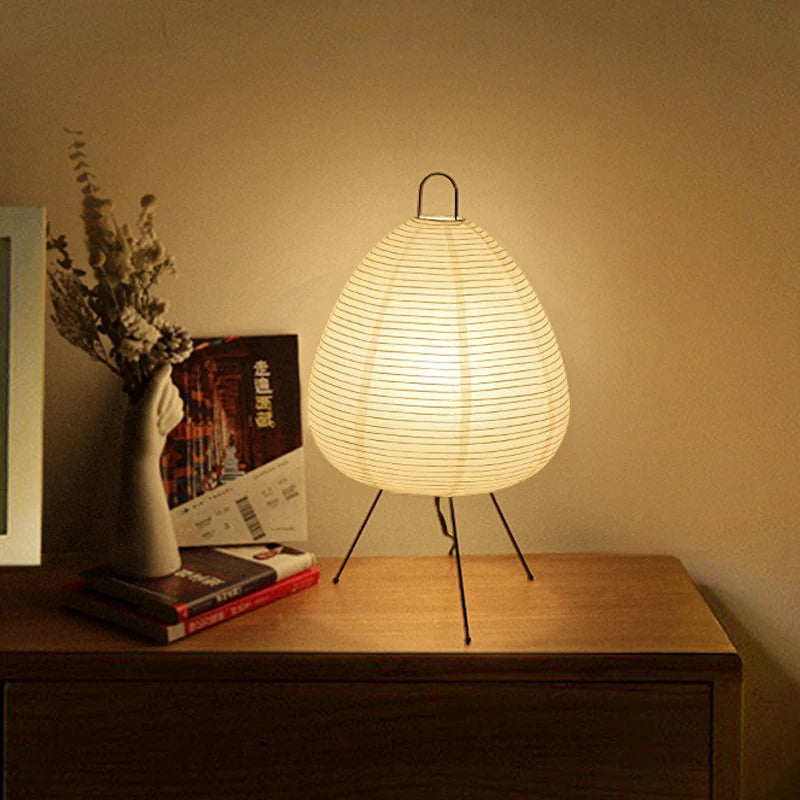 luminária de mesa japonesa de papel de arroz com tripé de madeira acesa - foto 7