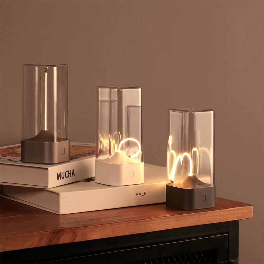 luminária de mesa sem fio com filamento magnético acesa - foto 4