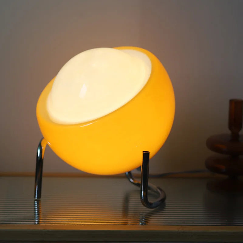 luminária bauhaus de mesa em vidro âmbar acesa - foto 2