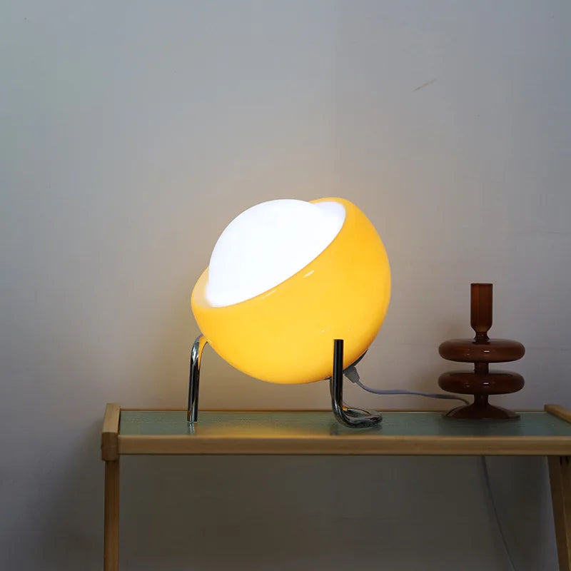 luminária bauhaus de mesa em vidro âmbar acesa - foto 3