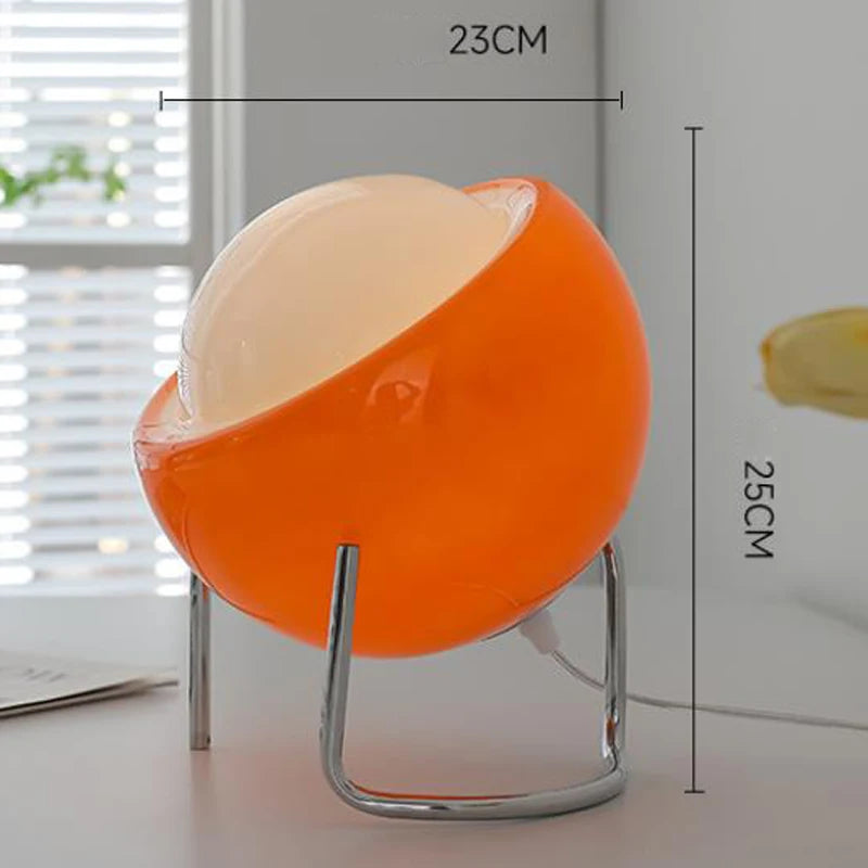 luminária bauhaus de mesa em vidro âmbar acesa - foto 7