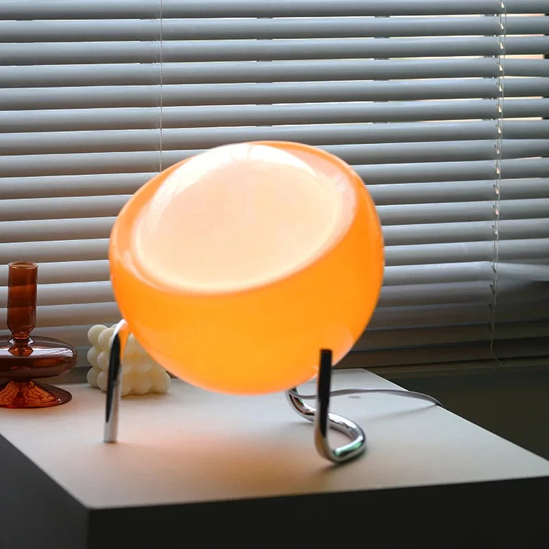 luminária bauhaus de mesa em vidro âmbar acesa - foto 8