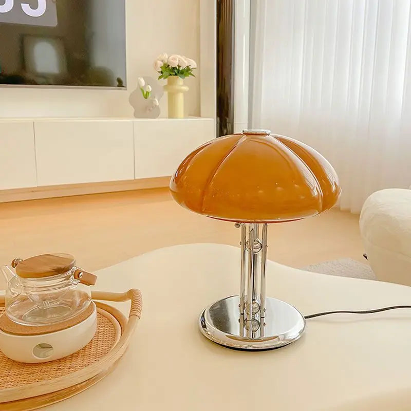 luminária de mesa cogumelo vintage em tom âmbar acesa na mesa lateral - foto 2