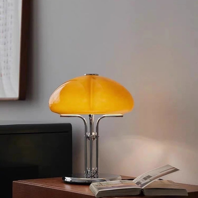 luminária de mesa cogumelo vintage em tom âmbar acesa na mesa lateral - foto 3