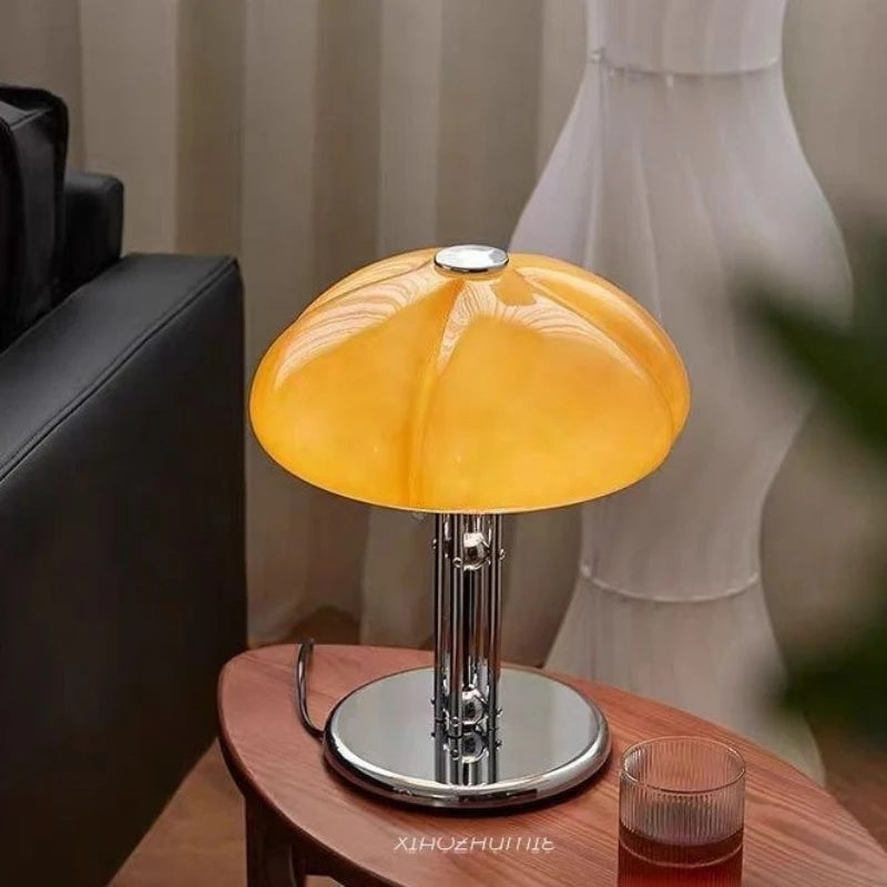 luminária de mesa cogumelo vintage em tom âmbar acesa na mesa lateral - foto 5