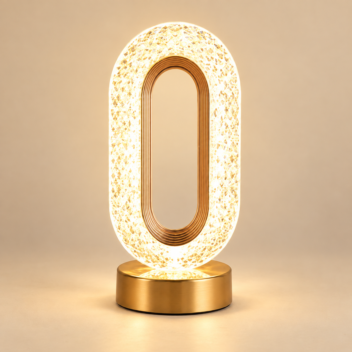 luminária de mesa facetada com efeito cristal acesa
