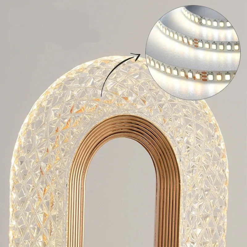 luminária de mesa facetada com efeito cristal acesa - foto 4