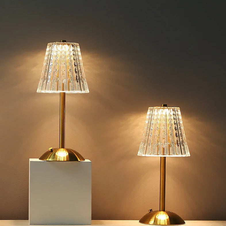 luminária facetada recarregável com led sobre a mesa - foto 2