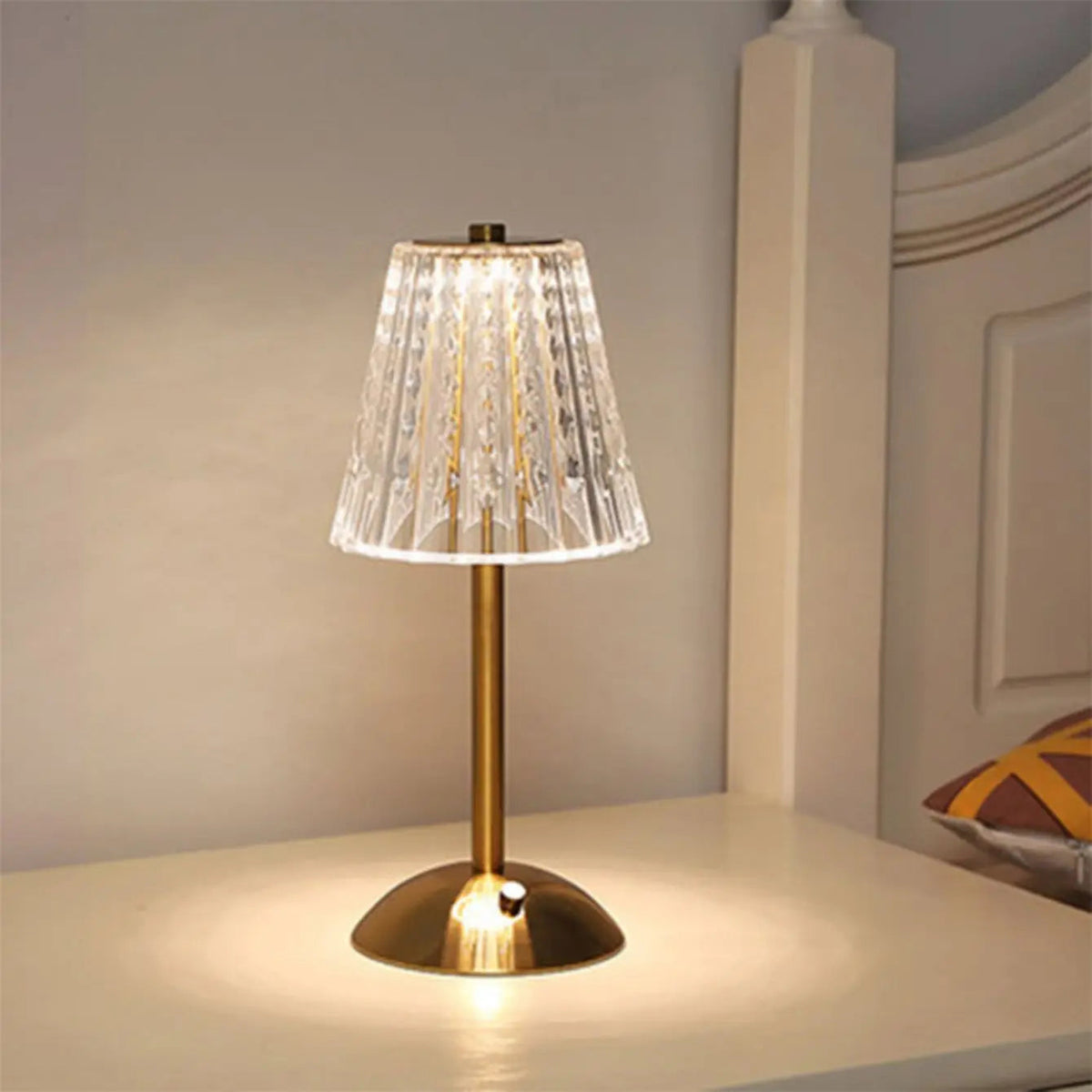 luminária facetada recarregável com led sobre a mesa - foto 4