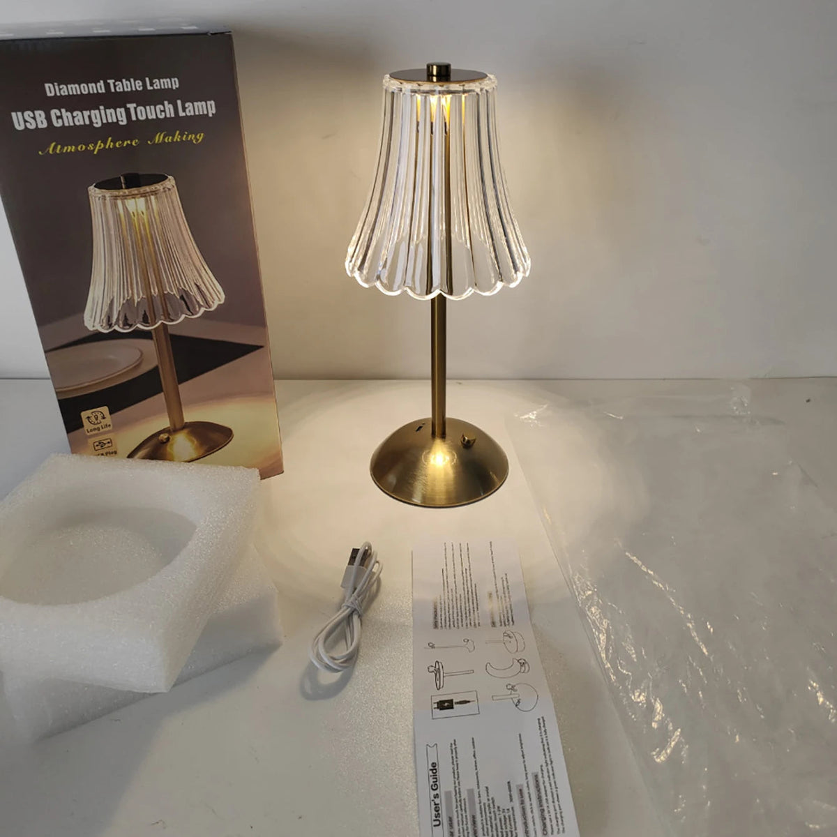 luminária facetada recarregável com led sobre a mesa - foto 7
