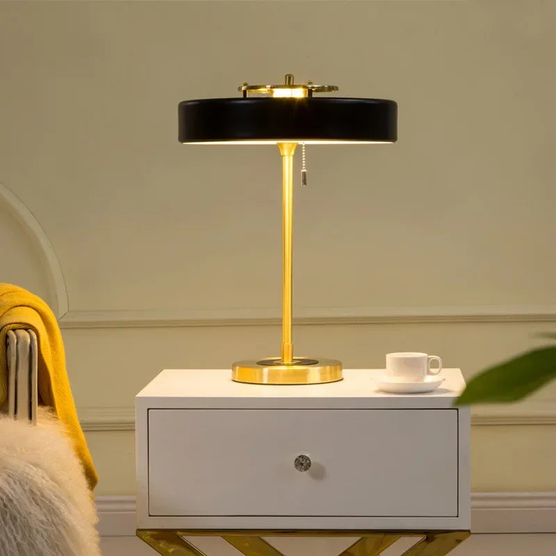 luminária de mesa nórdica com detalhes dourados sobre o aparador - foto 2