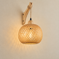 luminária de parede em bambu trançado acesa