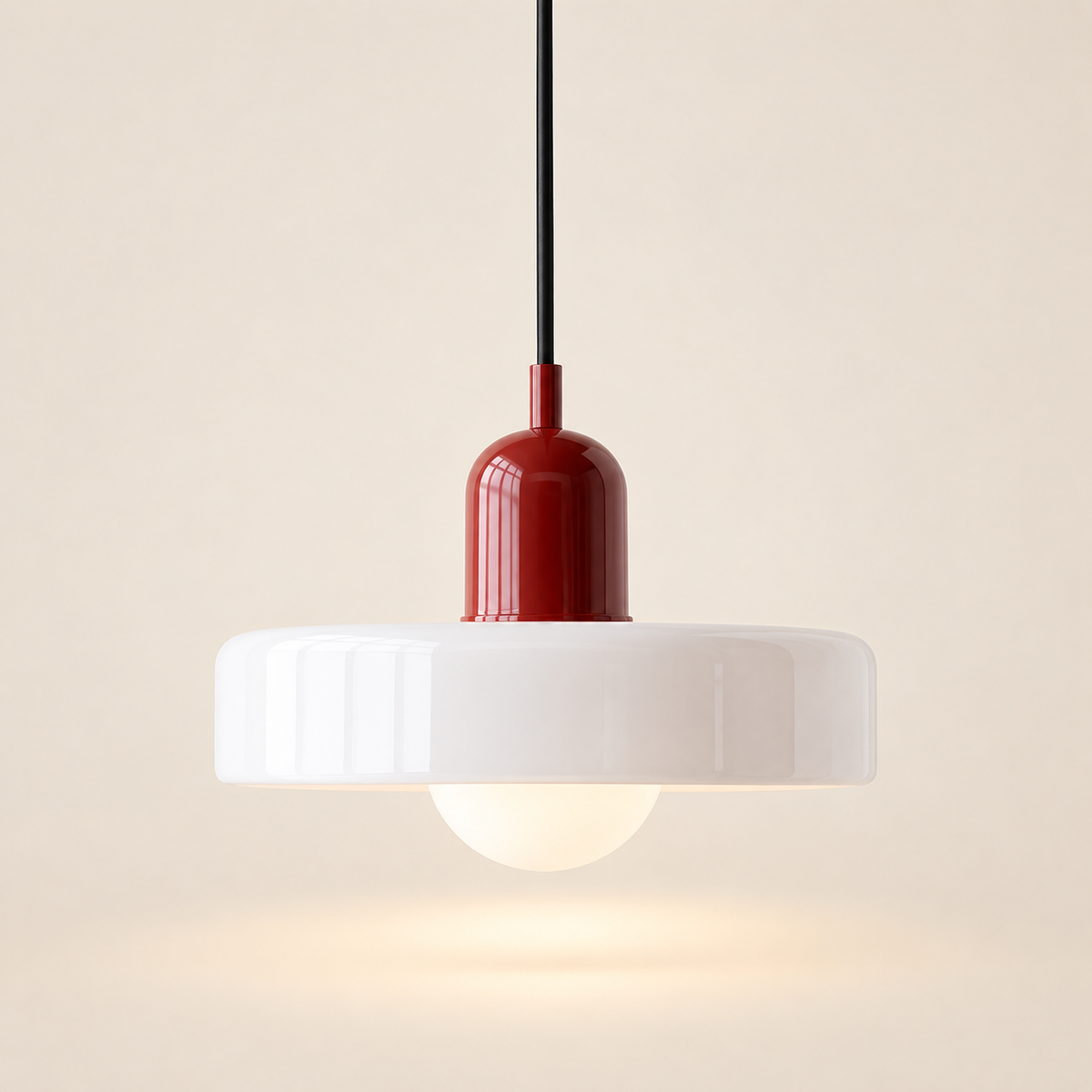 luminária pendente bauhaus de vidro colorido sobre a mesa