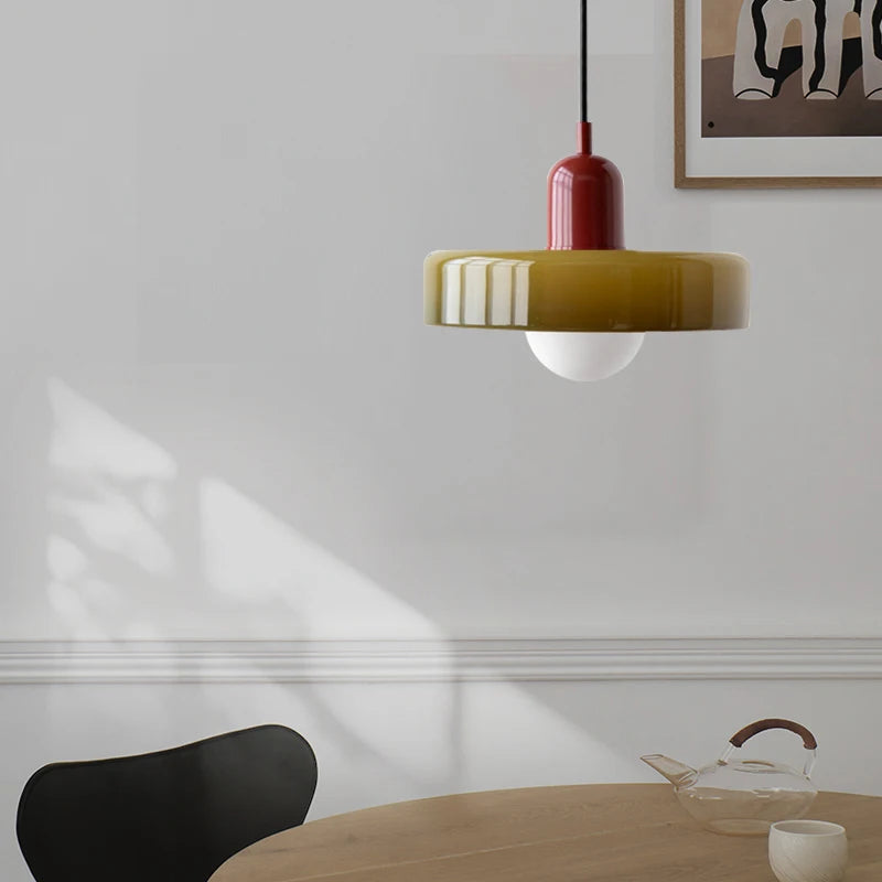 luminária pendente bauhaus de vidro colorido sobre a mesa - foto 4