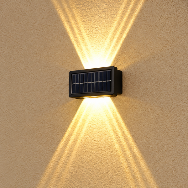luminária solar de parede com lâmpadas acesas em área externa
