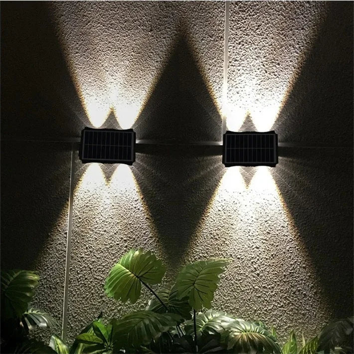 luminária solar de parede com lâmpadas acesas em área externa - foto 6