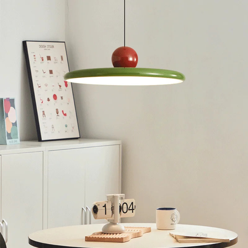lustre bauhaus em formato de disco no teto da sala