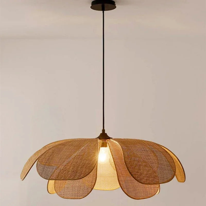 lustre de vime japonês em formato de pétalas aceso - foto 2