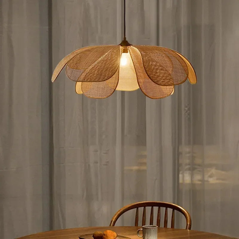 lustre de vime japonês em formato de pétalas aceso - foto 6