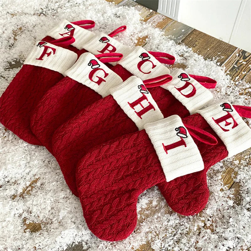 meia de natal decorativa de tricô com letra inicial pendurada