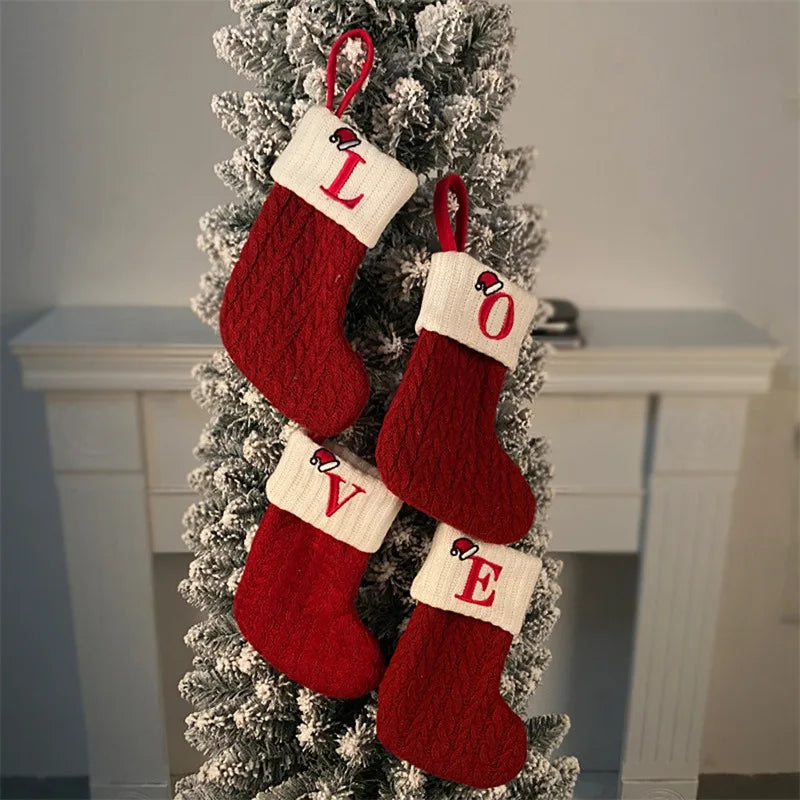 meia de natal decorativa de tricô com letra inicial pendurada - foto 3