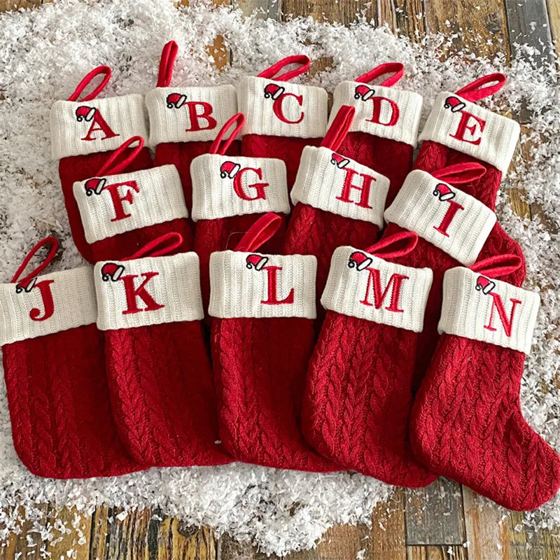 meia de natal decorativa de tricô com letra inicial pendurada - foto 4