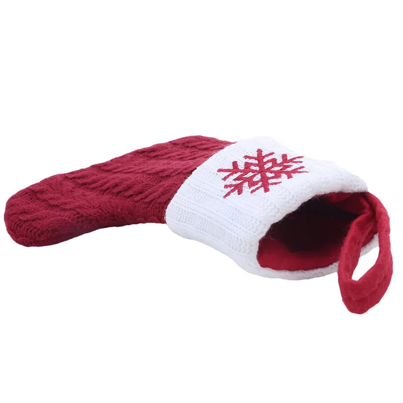 meia de natal decorativa de tricô com letra inicial pendurada - foto 5