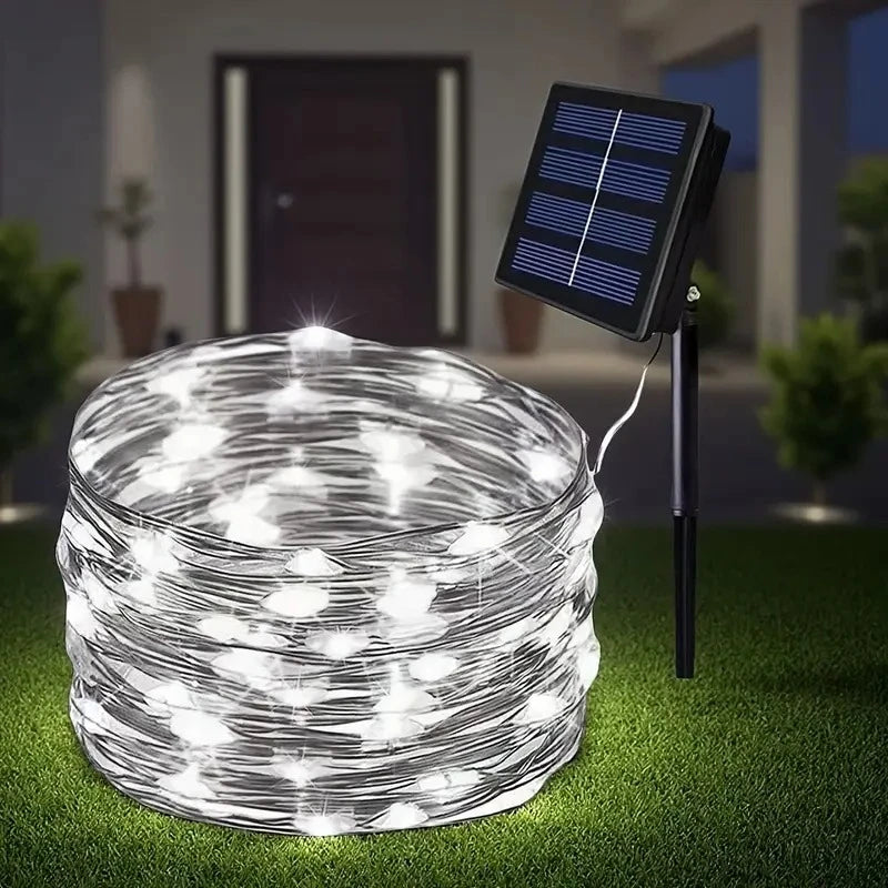 pisca-pisca solar de led aceso envolvendo árvore no jardim - foto 5