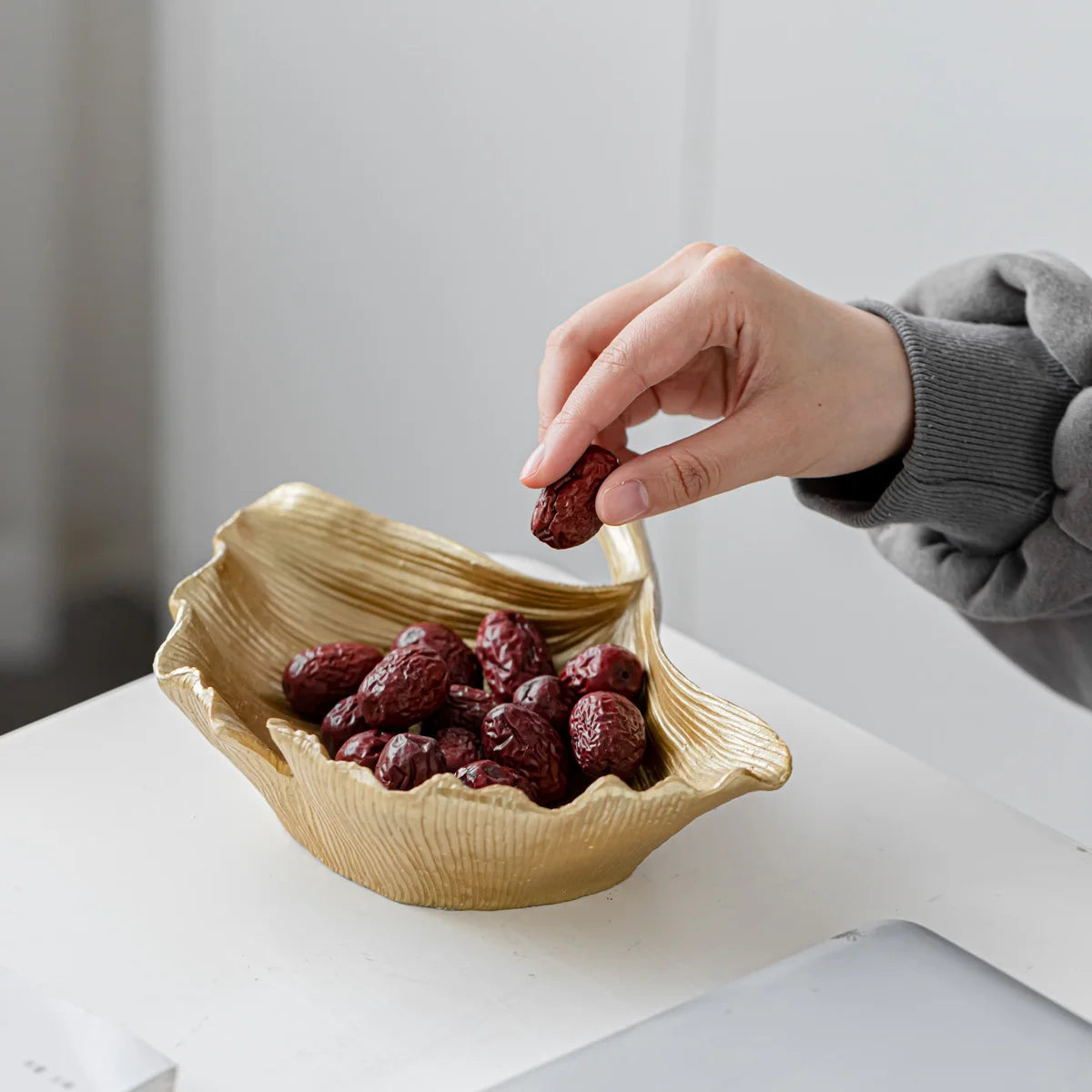prato decorativo em formato de folha de ginkgo dourada - foto 3