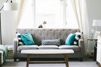 Sala sofa cinza almofadas
